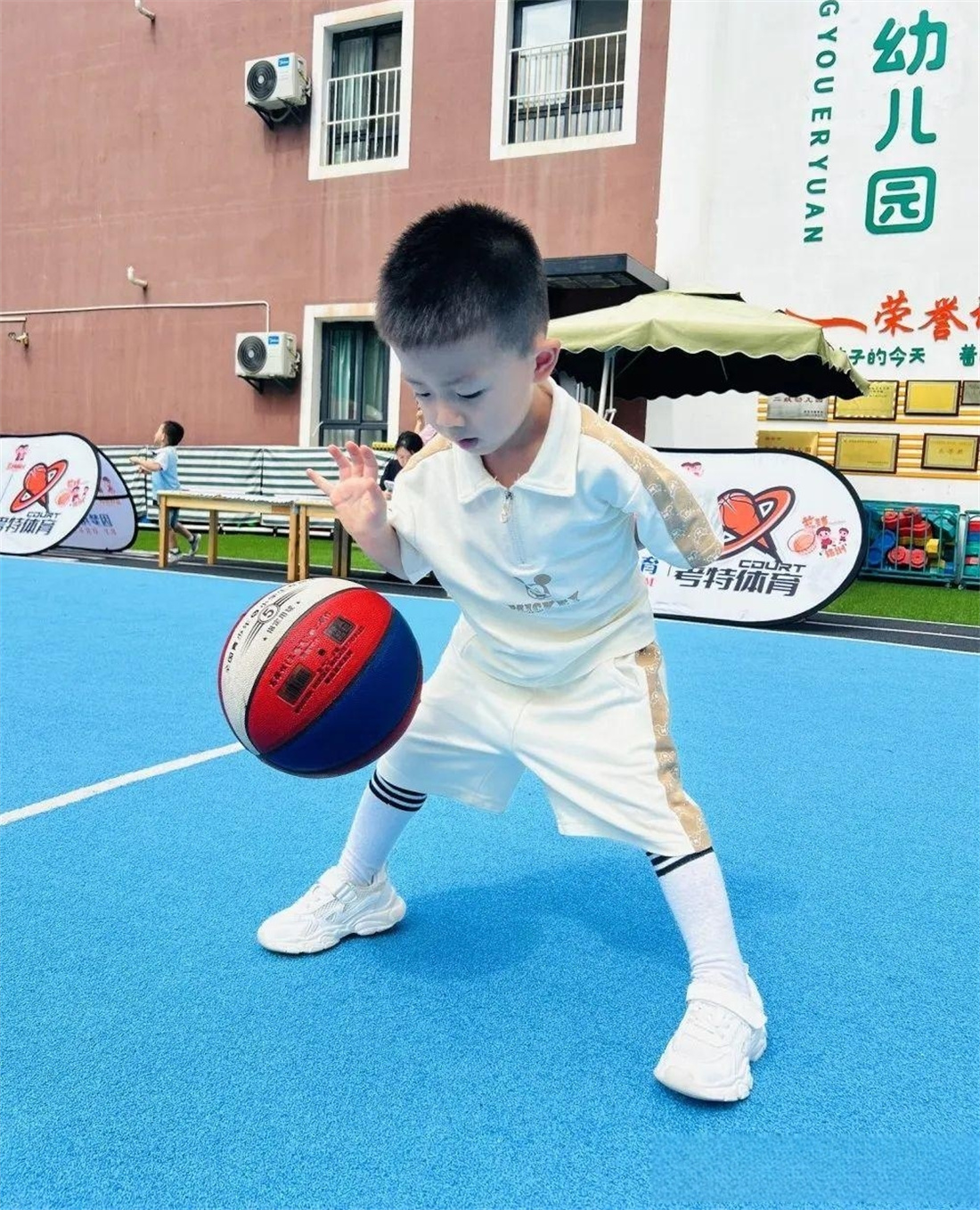 幼兒園籃球特色運動，幼兒園籃球教育，幼兒園籃球場規(guī)劃