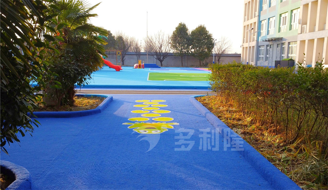 幼兒園戶外場(chǎng)地設(shè)計(jì)，幼兒園人造草坪