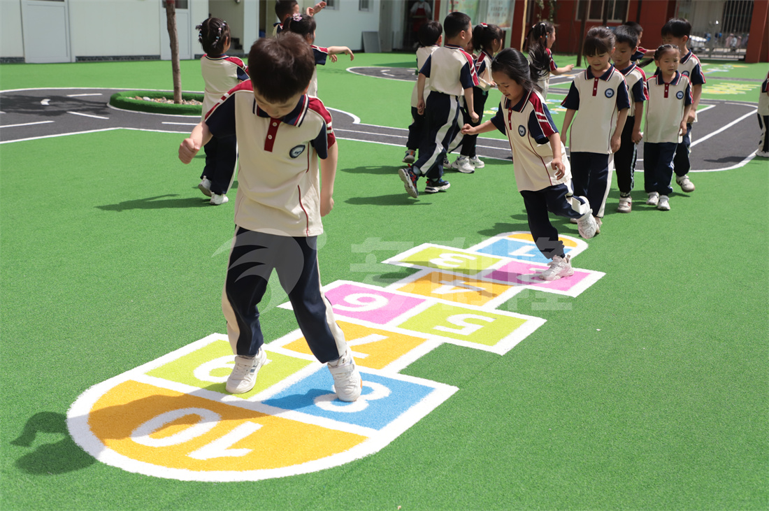 幼兒園戶外場地設(shè)計，幼兒園地彈坪