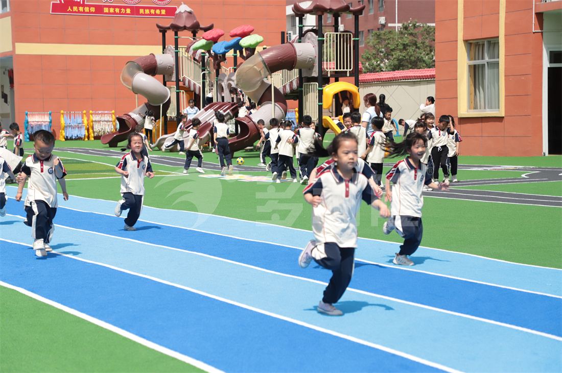 幼兒園戶外場地設(shè)計，幼兒園地彈坪